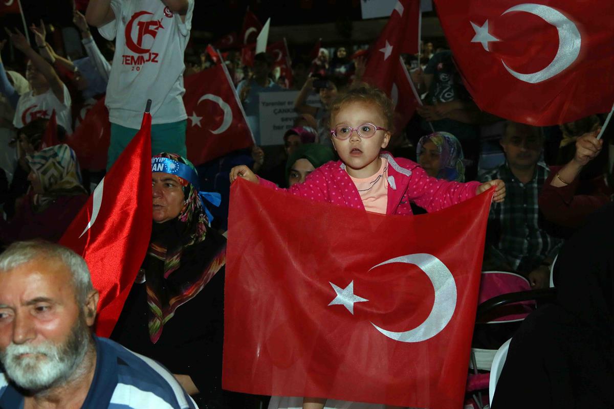 15 Temmuz anma nöbetinde Bağcılar Kirazlı Metro alanında toplanan kalabalık